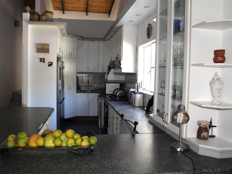 KLEIN WINDHOEK - FOR SALE - FAMILY HOME - Photo 4