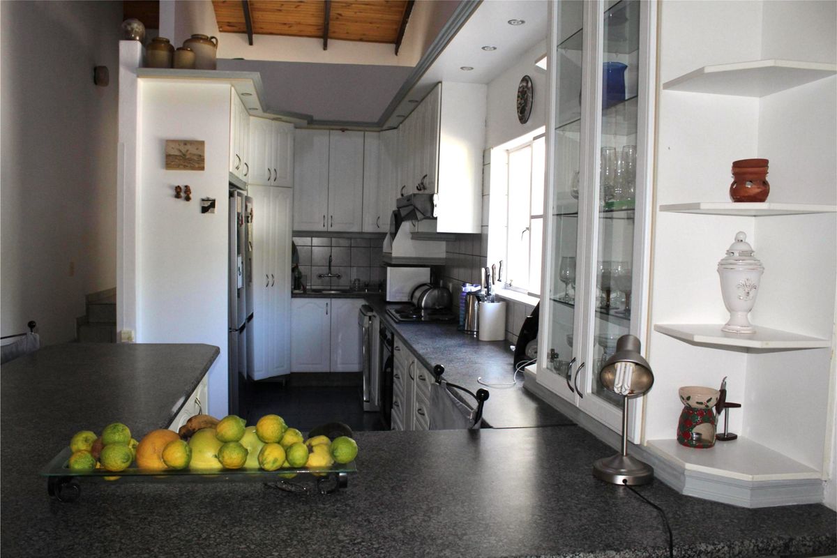 KLEIN WINDHOEK - FOR SALE - FAMILY HOME - Photo 4