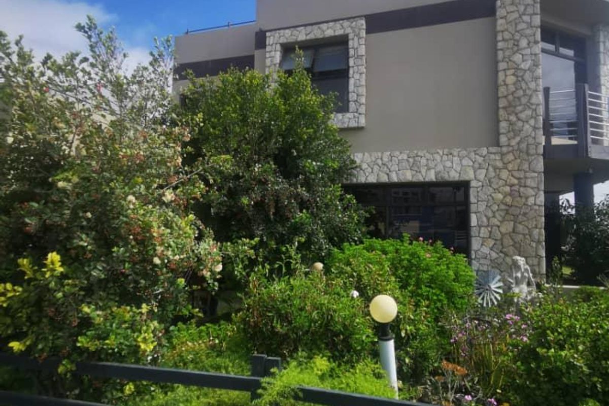 WATERFRONT LUXURY - Photo 4