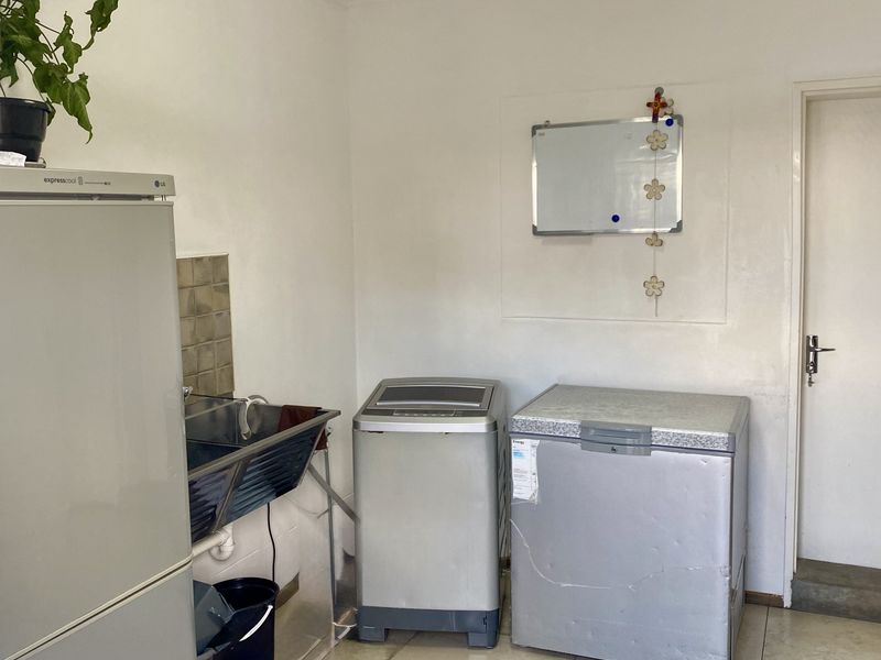 Spacious 3 Bedroom Townhouse for Sale in Hochland Park, Windhoek! - Photo 3