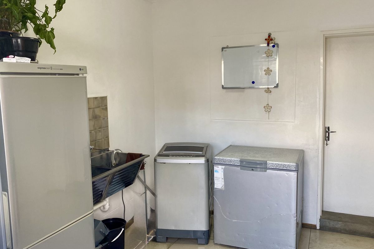 Spacious 3 Bedroom Townhouse for Sale in Hochland Park, Windhoek! - Photo 3