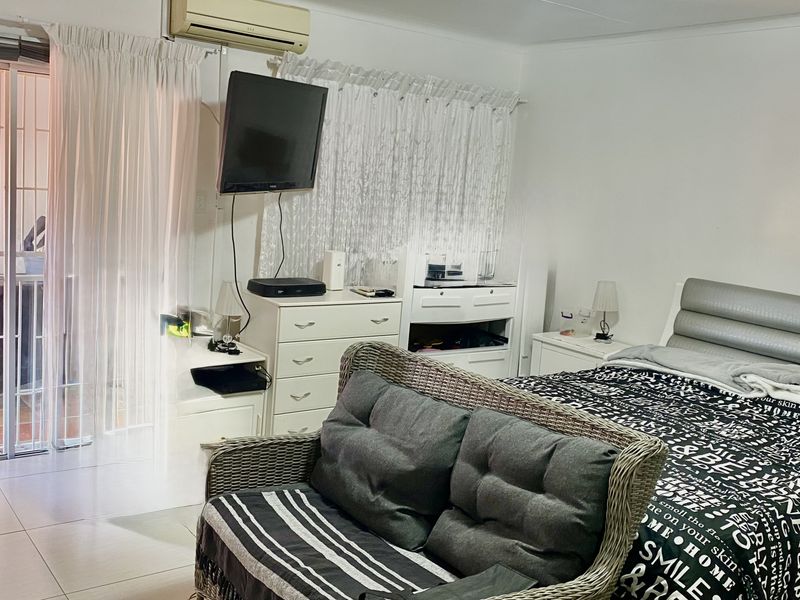 Spacious 3 Bedroom Townhouse for Sale in Hochland Park, Windhoek! - Photo 5