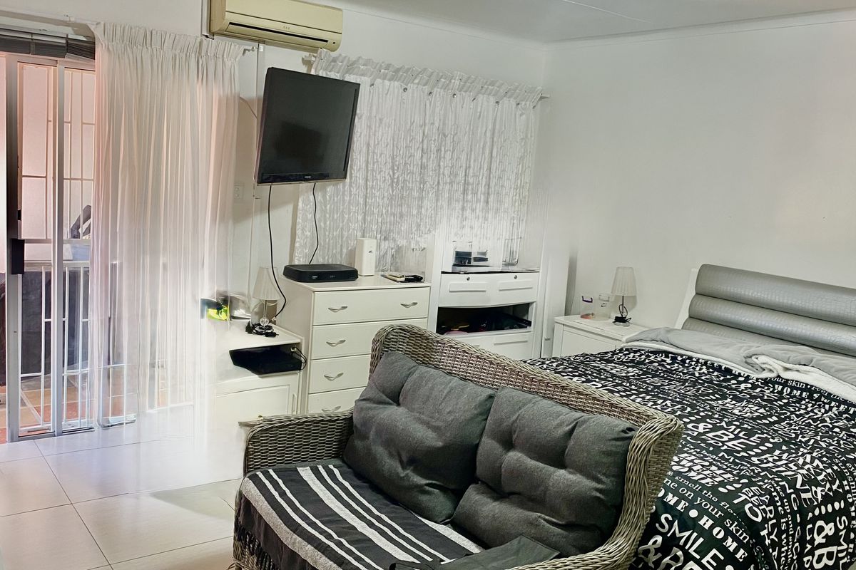Spacious 3 Bedroom Townhouse for Sale in Hochland Park, Windhoek! - Photo 5