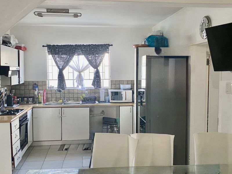 Spacious 3 Bedroom Townhouse for Sale in Hochland Park, Windhoek! - Photo 2