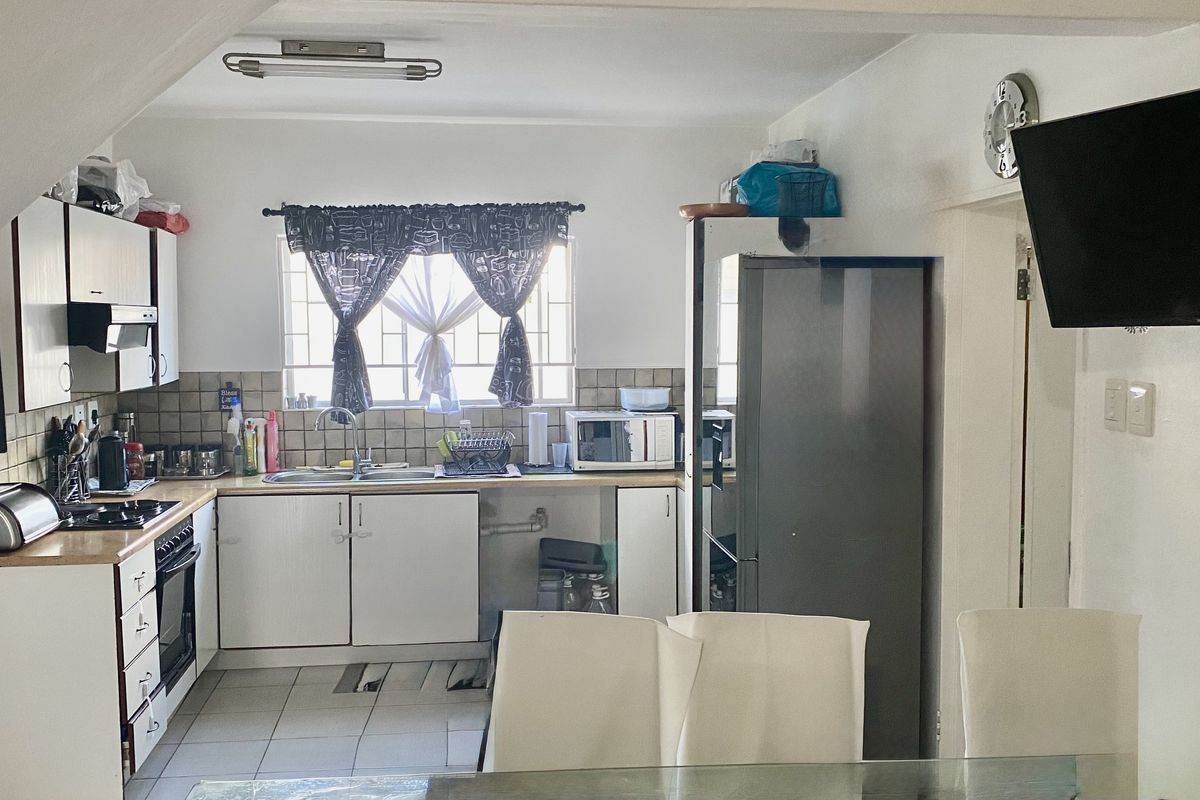 Spacious 3 Bedroom Townhouse for Sale in Hochland Park, Windhoek! - Photo 2