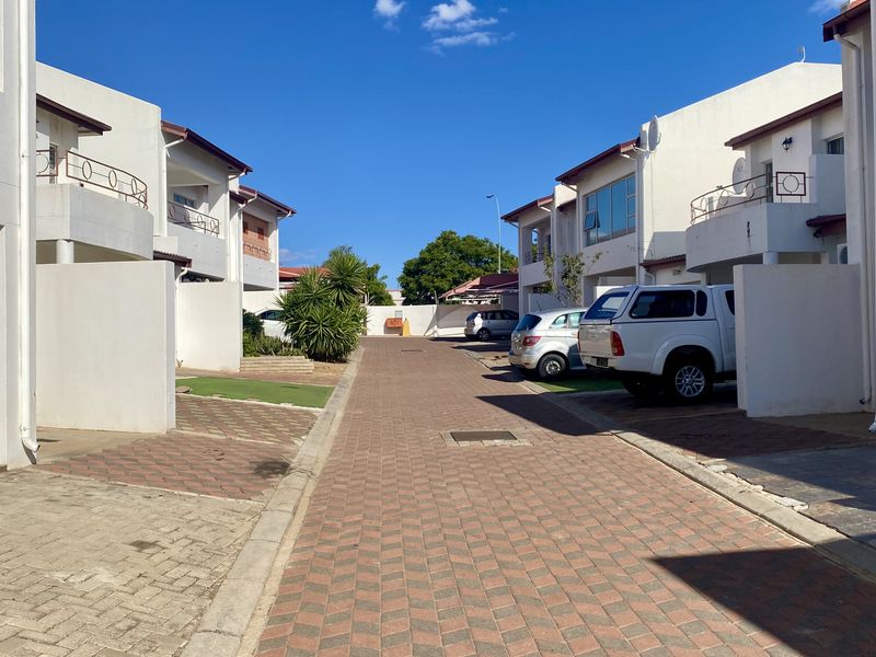 Spacious 3 Bedroom Townhouse for Sale in Hochland Park, Windhoek! - Photo 9