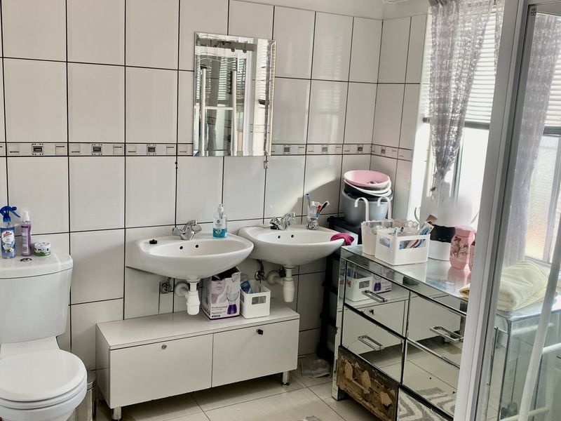Spacious 3 Bedroom Townhouse for Sale in Hochland Park, Windhoek! - Photo 8