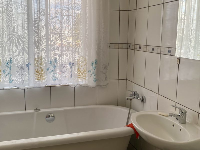 Spacious 3 Bedroom Townhouse for Sale in Hochland Park, Windhoek! - Photo 6