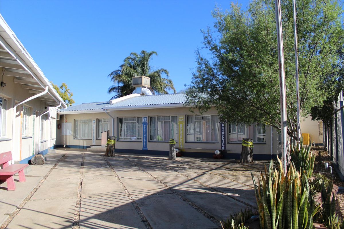FOR SALE -VERSATILE PROPERTY - OKAHANDJA - Photo 2