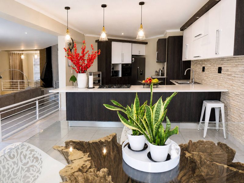 JUST LISTED! A STUNNING FAMILY HOME WITH SPECTACULAR MOUNTAIN VIEWS! - Photo 4