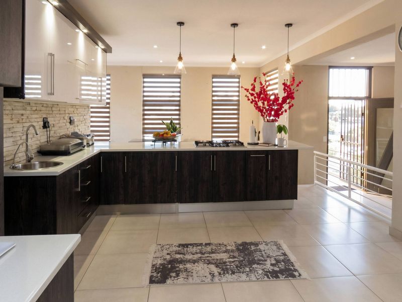 JUST LISTED! A STUNNING FAMILY HOME WITH SPECTACULAR MOUNTAIN VIEWS! - Photo 5