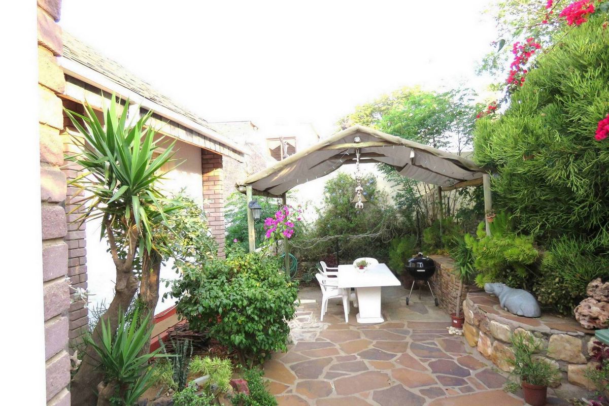 PROPERTY WITH BREATHTAKING VIEWS!! - Photo 2