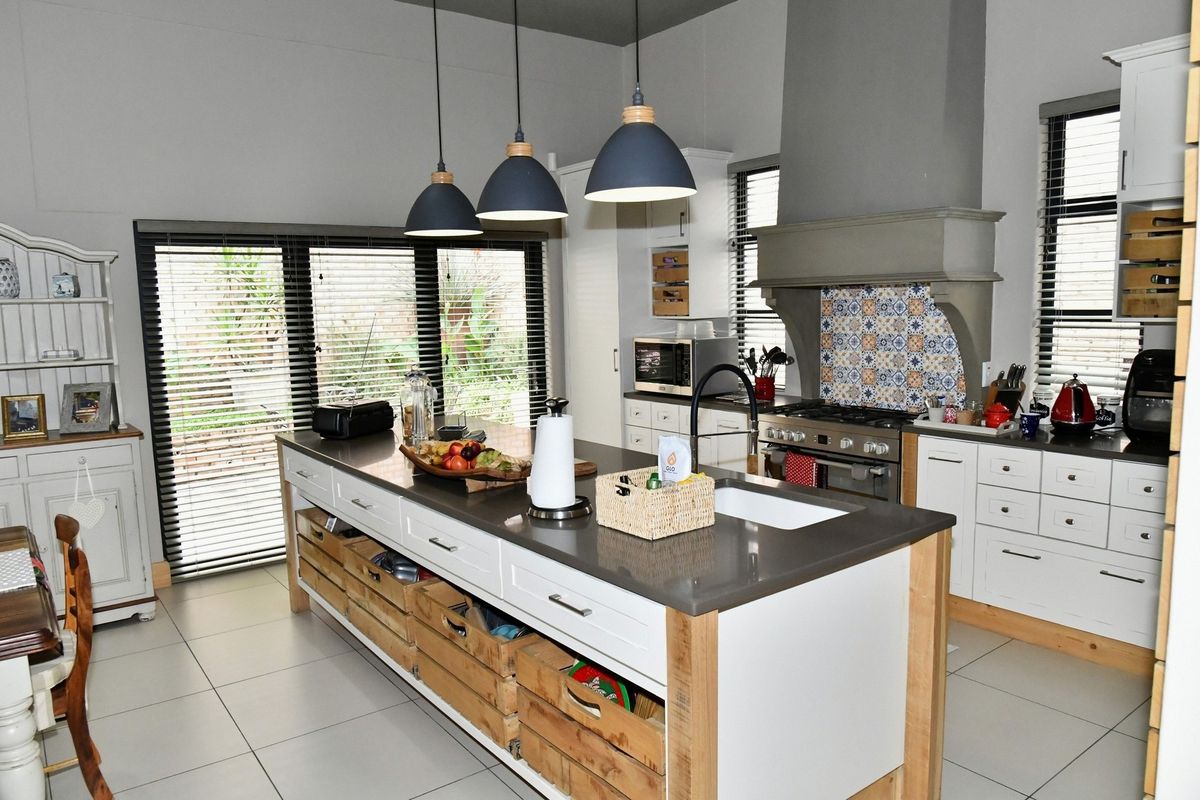 BOUTIQUE LUXURY LIVING IN KLEIN WINDHOEK WITHIN A SMALL, ELITE AND SECURE COMPLEX. - Photo 5