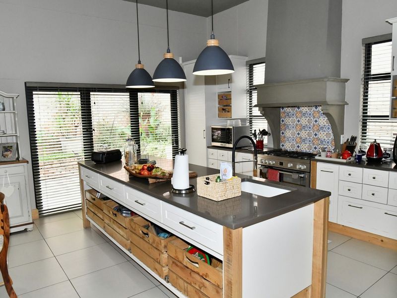 BOUTIQUE LUXURY LIVING IN KLEIN WINDHOEK WITHIN A SMALL, ELITE AND SECURE COMPLEX. - Photo 5