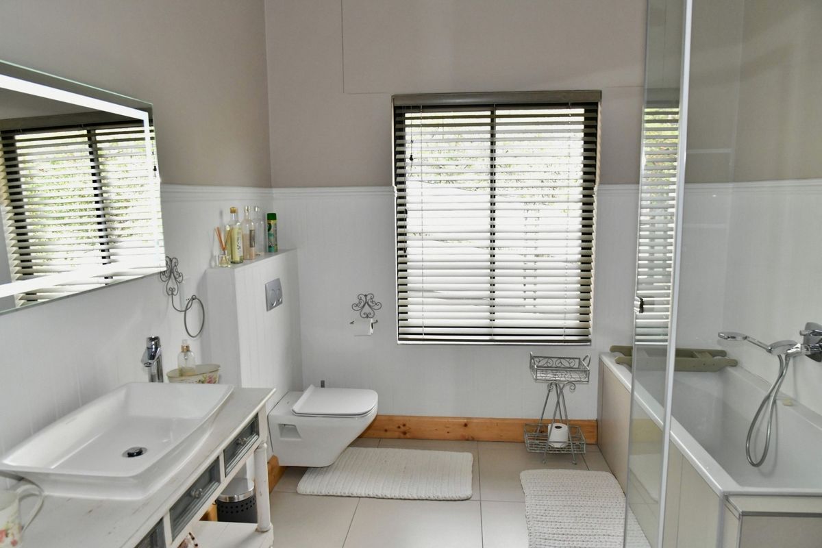 BOUTIQUE LUXURY LIVING IN KLEIN WINDHOEK WITHIN A SMALL, ELITE AND SECURE COMPLEX. - Photo 3