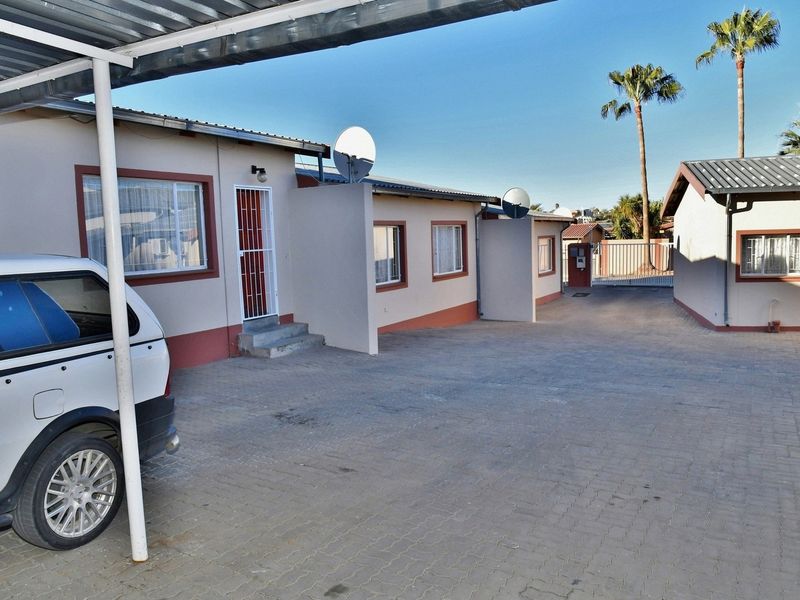 5-UNIT COMPLEX UP FOR GRABS - YOUR KEY TO PASSIVE INCOME SUCCESS!! - Photo 4