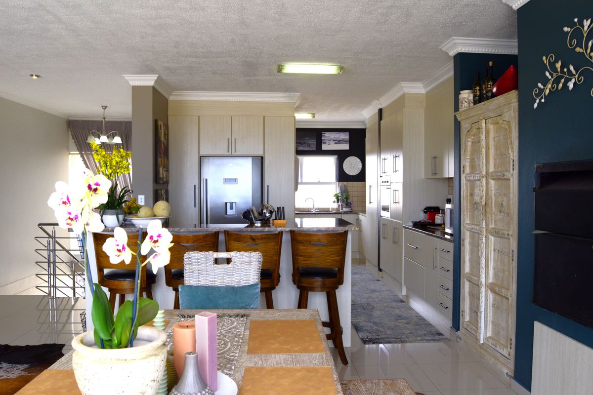 3 Bed. 2.5 Bath Penthouse apartment with Spectacular Views - Photo 5