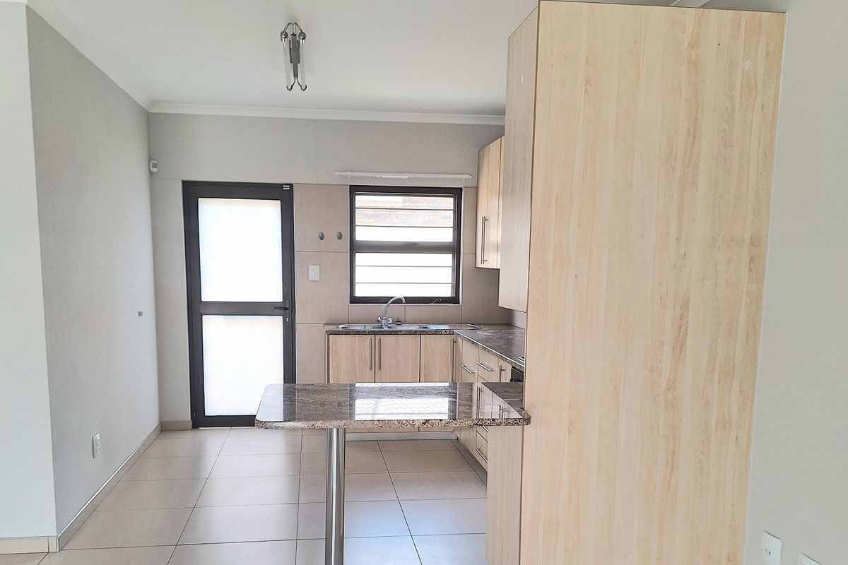 TOWN HOUSE FOR SALE - Photo 5