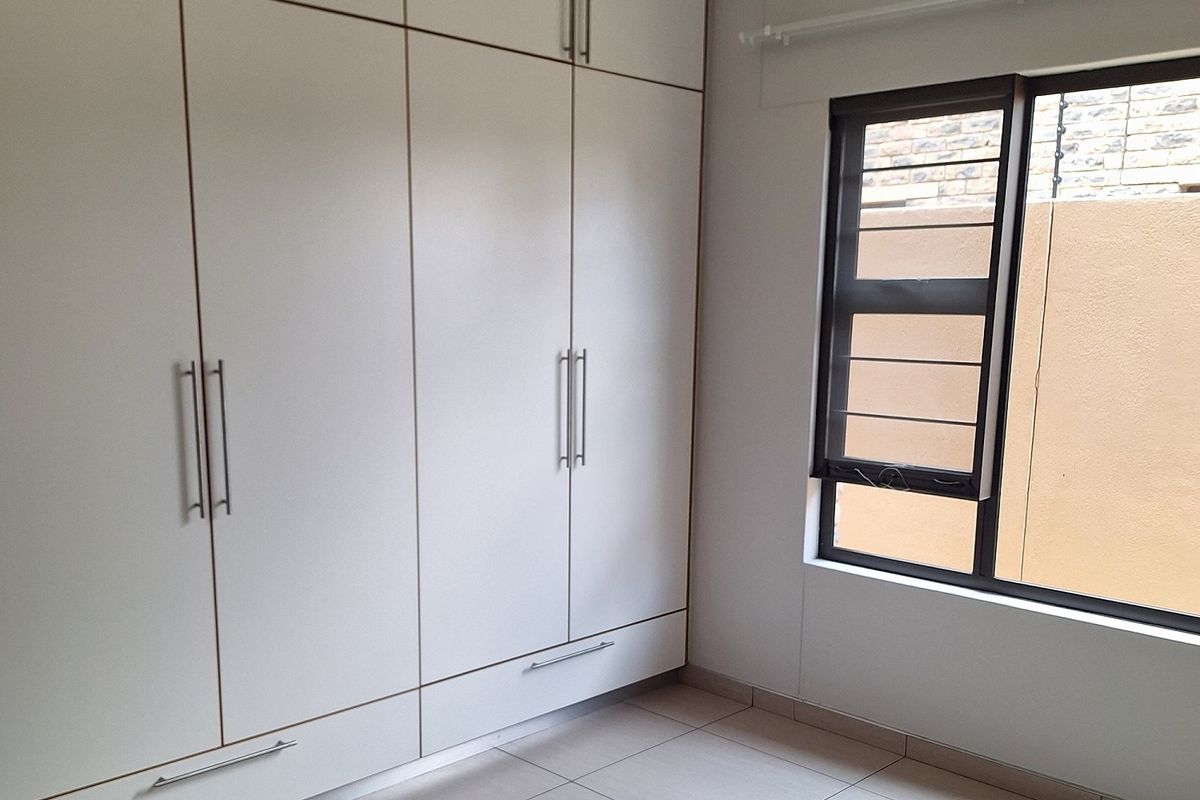 TOWN HOUSE FOR SALE - Photo 4