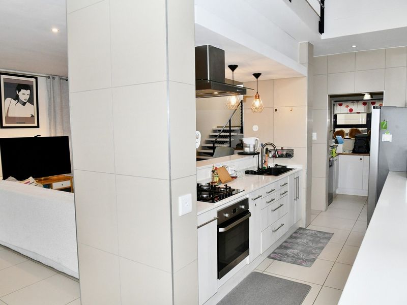 UPMARKET TOWNHOUSE WITH BREATHTAKING PANORAMIC VIEWS - Photo 7