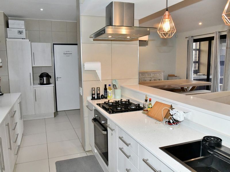 UPMARKET TOWNHOUSE WITH BREATHTAKING PANORAMIC VIEWS - Photo 6