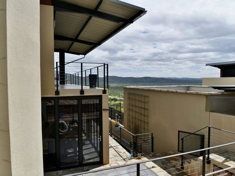 UPMARKET TOWNHOUSE WITH BREATHTAKING PANORAMIC VIEWS - Photo 2