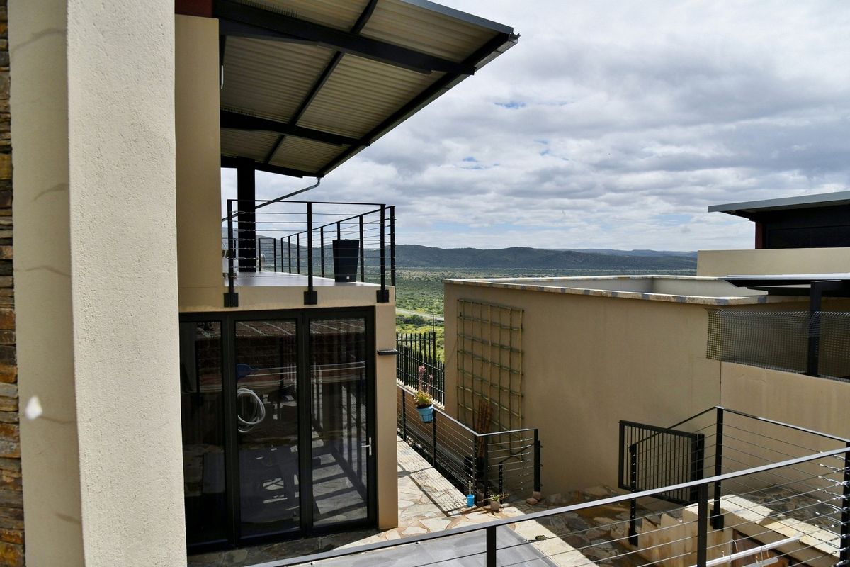 UPMARKET TOWNHOUSE WITH BREATHTAKING PANORAMIC VIEWS - Photo 2