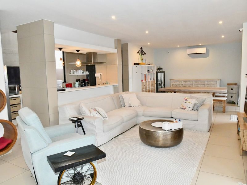 UPMARKET TOWNHOUSE WITH BREATHTAKING PANORAMIC VIEWS - Photo 4