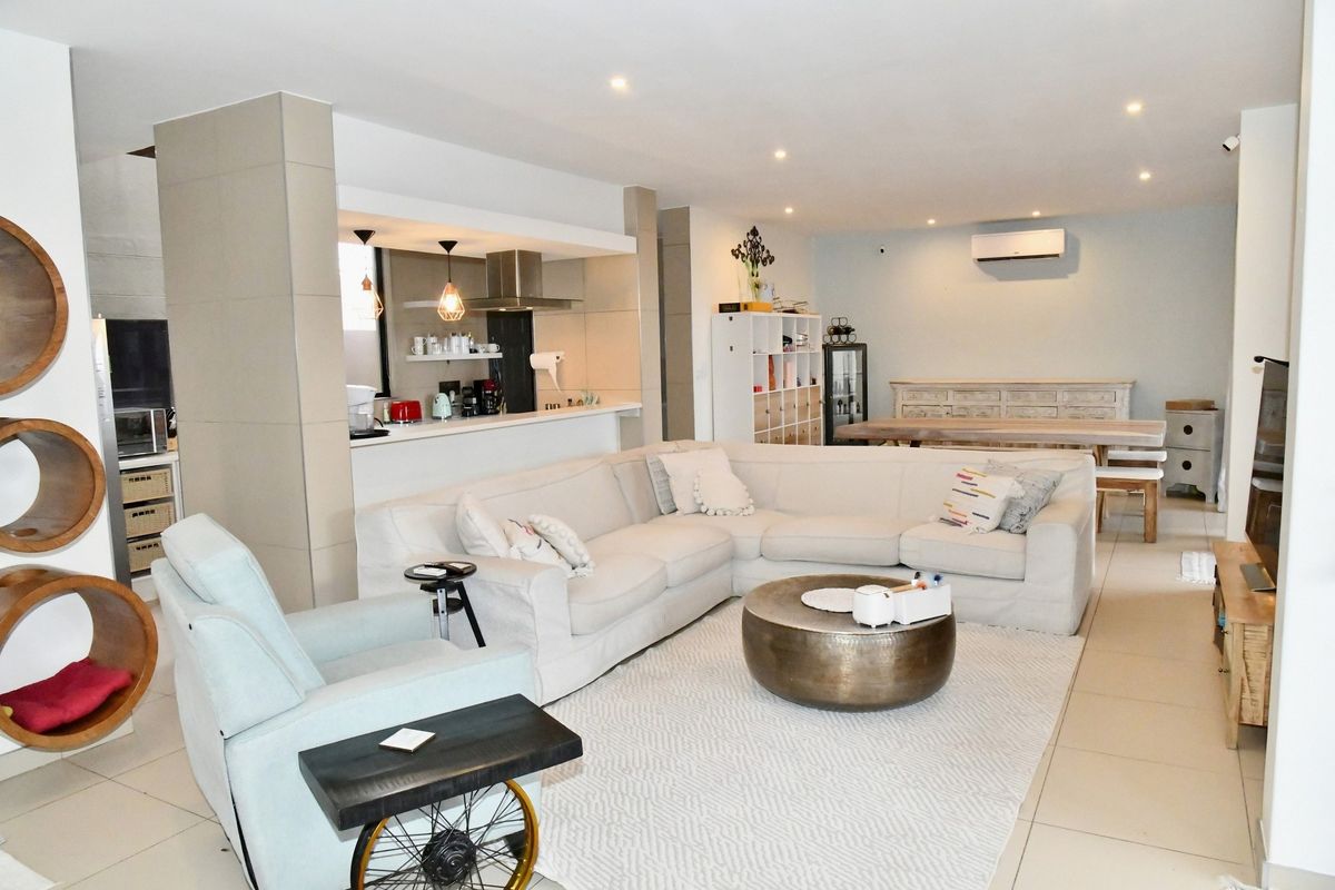 UPMARKET TOWNHOUSE WITH BREATHTAKING PANORAMIC VIEWS - Photo 4