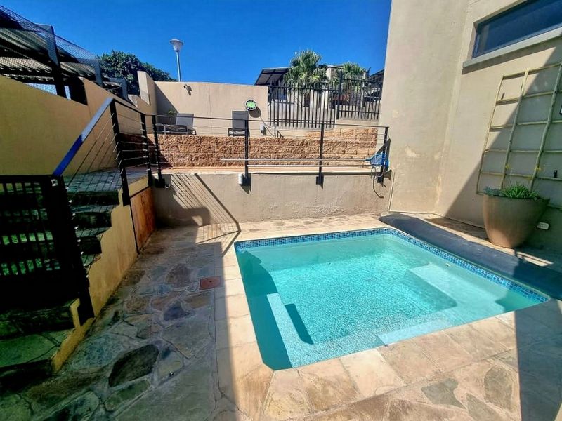 UPMARKET TOWNHOUSE WITH BREATHTAKING PANORAMIC VIEWS - Photo 3