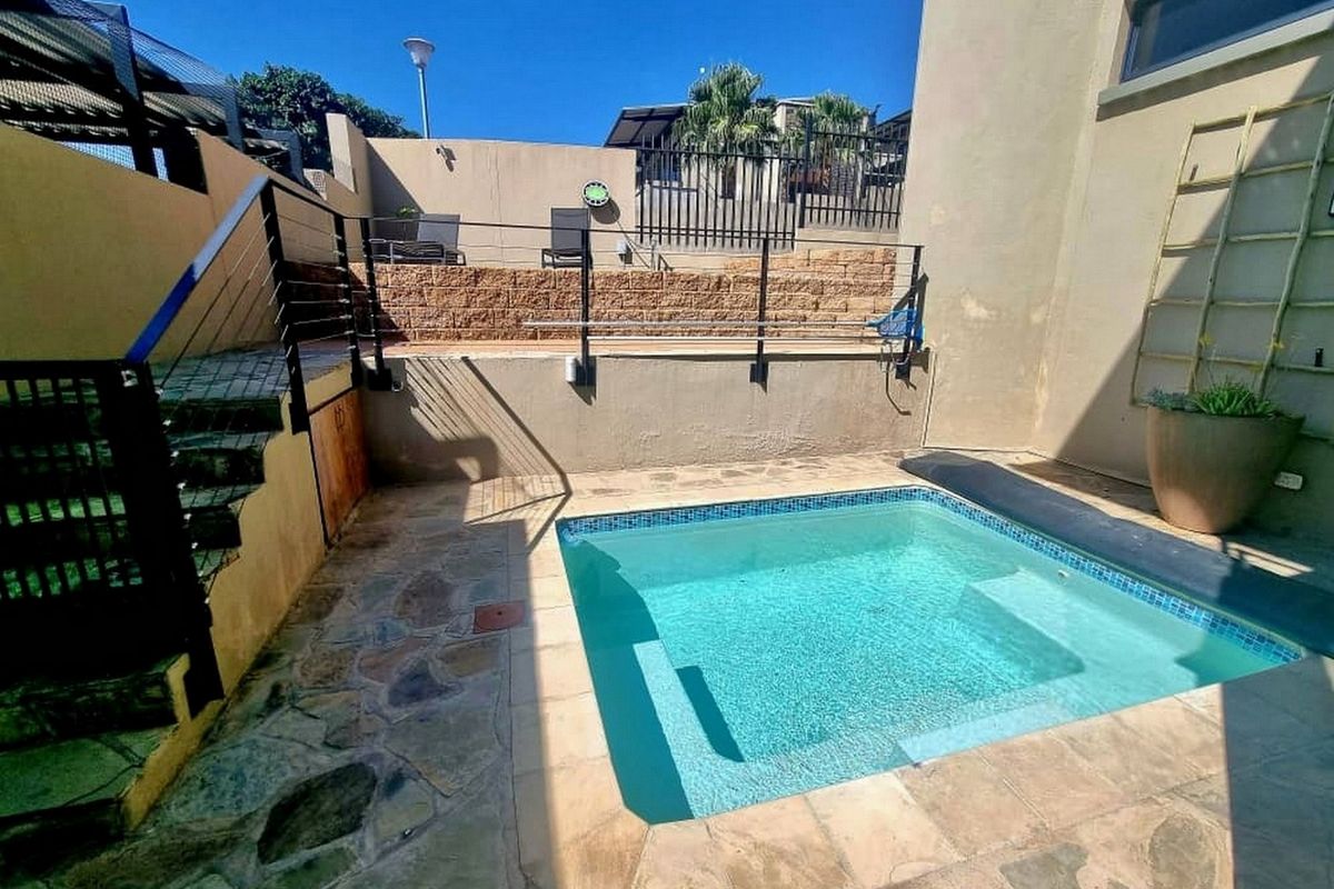 UPMARKET TOWNHOUSE WITH BREATHTAKING PANORAMIC VIEWS - Photo 3