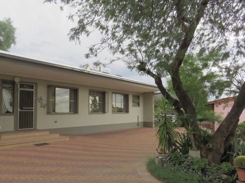 EXPANSIVE FAMILY HOME IN THE HEART OF KLEIN WINDHOEK - Photo 2