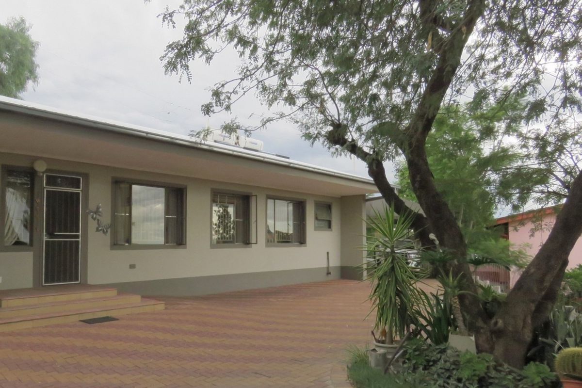 EXPANSIVE FAMILY HOME IN THE HEART OF KLEIN WINDHOEK - Photo 2