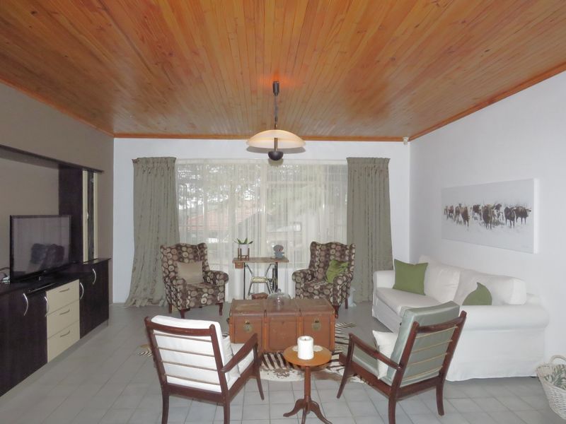 EXPANSIVE FAMILY HOME IN THE HEART OF KLEIN WINDHOEK - Photo 3