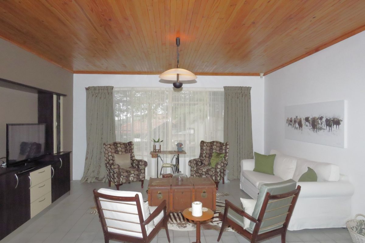 EXPANSIVE FAMILY HOME IN THE HEART OF KLEIN WINDHOEK - Photo 3