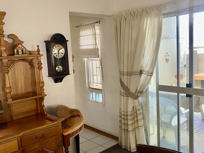 Stunning 3 Bedroom Townhouse in Avis Village, Klein Windhoek! - Photo 2