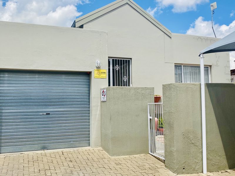 Stunning 3 Bedroom Townhouse in Avis Village, Klein Windhoek! - Photo 8