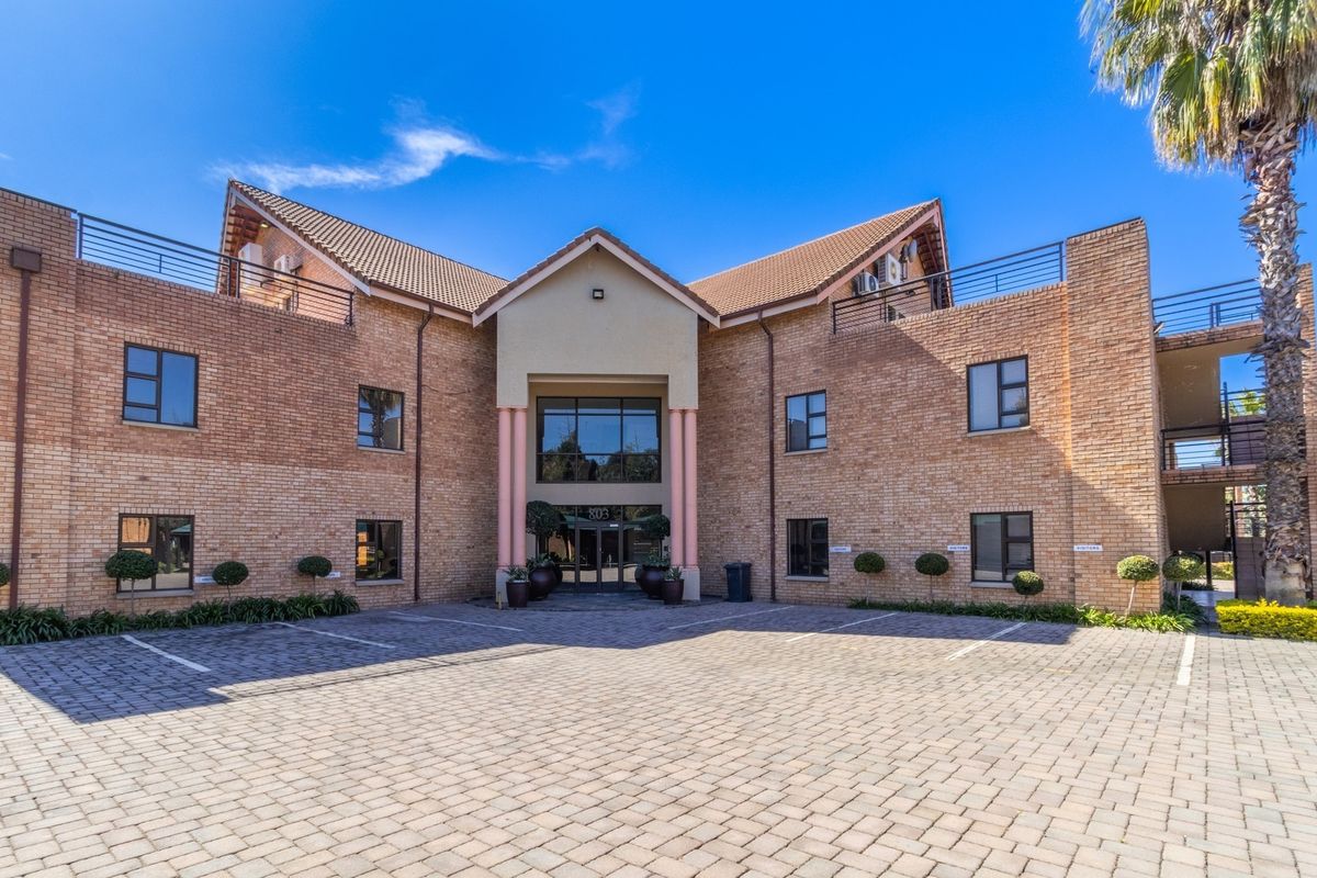 Versatile office space ranging from 30sqm to 390sqm available in the heart of Fourways. - Photo 2