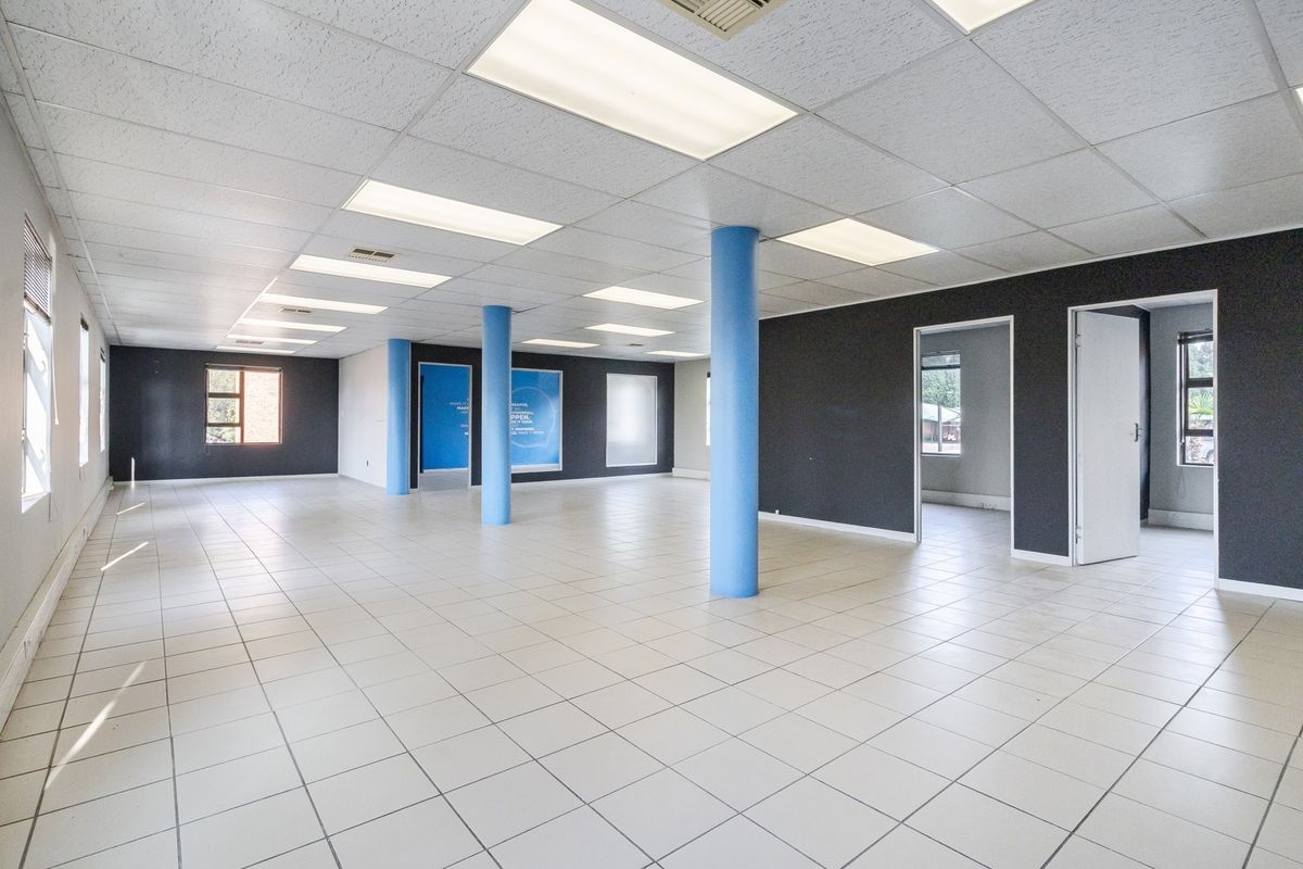 Versatile office space ranging from 30sqm to 390sqm available in the heart of Fourways. - Photo 5