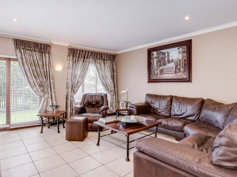 Three Bedroom Family Home for Rent in Dainfern Ridge - Photo 6