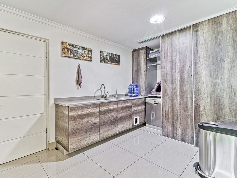 Modern 4 Bedroom house in Helderfontein Estate - Photo 9