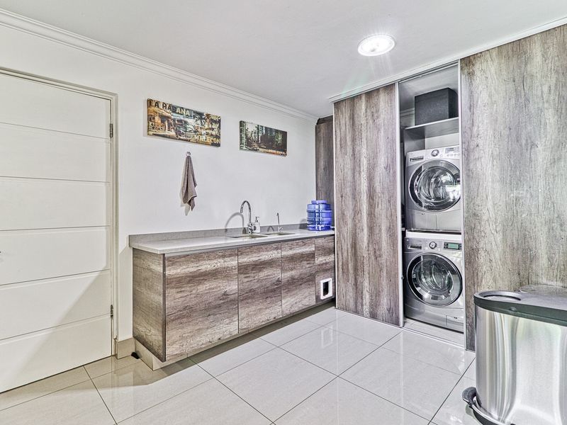 Modern 4 Bedroom house in Helderfontein Estate - Photo 10