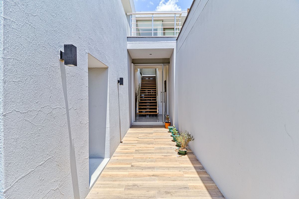 Modern 4 Bedroom house in Helderfontein Estate - Photo 2