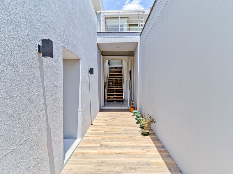 Modern 4 Bedroom house in Helderfontein Estate - Photo 2