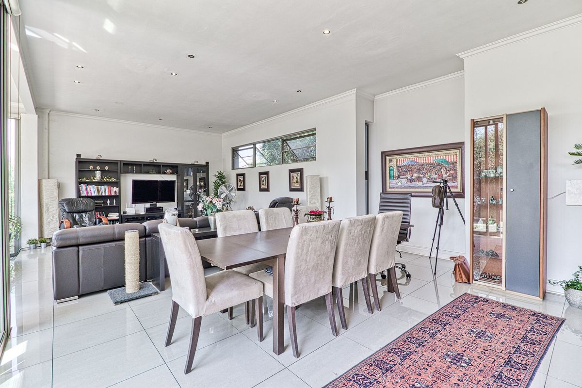 Modern 4 Bedroom house in Helderfontein Estate - Photo 4