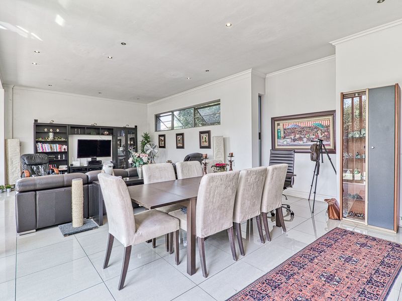 Modern 4 Bedroom house in Helderfontein Estate - Photo 4