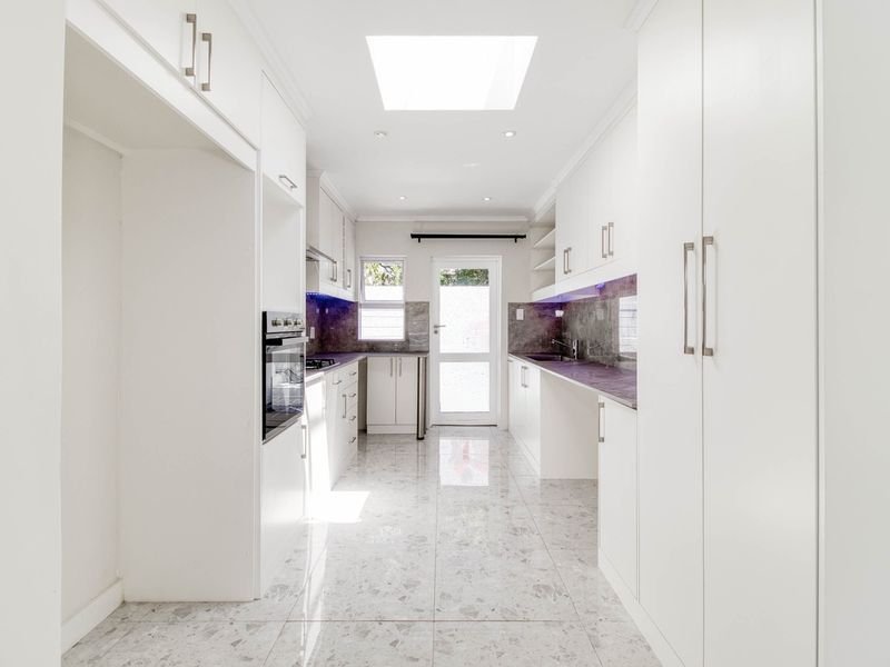 Newly Renovated 4-Bedroom Home + Cottage in Dainfern Golf Estate - Photo 9