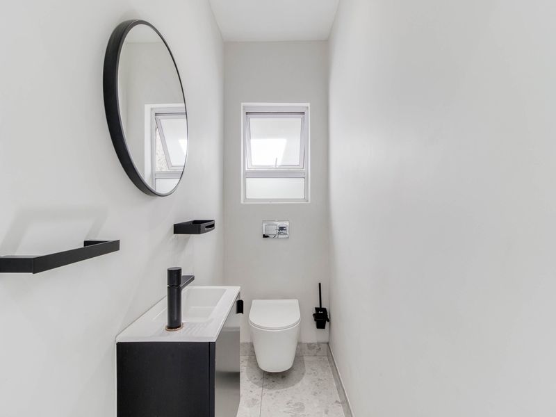 Newly Renovated 4-Bedroom Home + Cottage in Dainfern Golf Estate - Photo 7