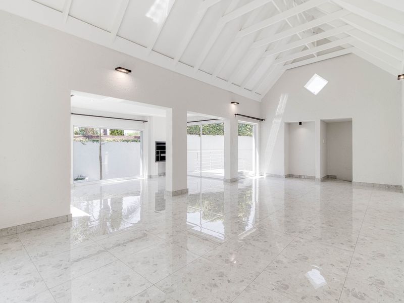 Newly Renovated 4-Bedroom Home + Cottage in Dainfern Golf Estate - Photo 2