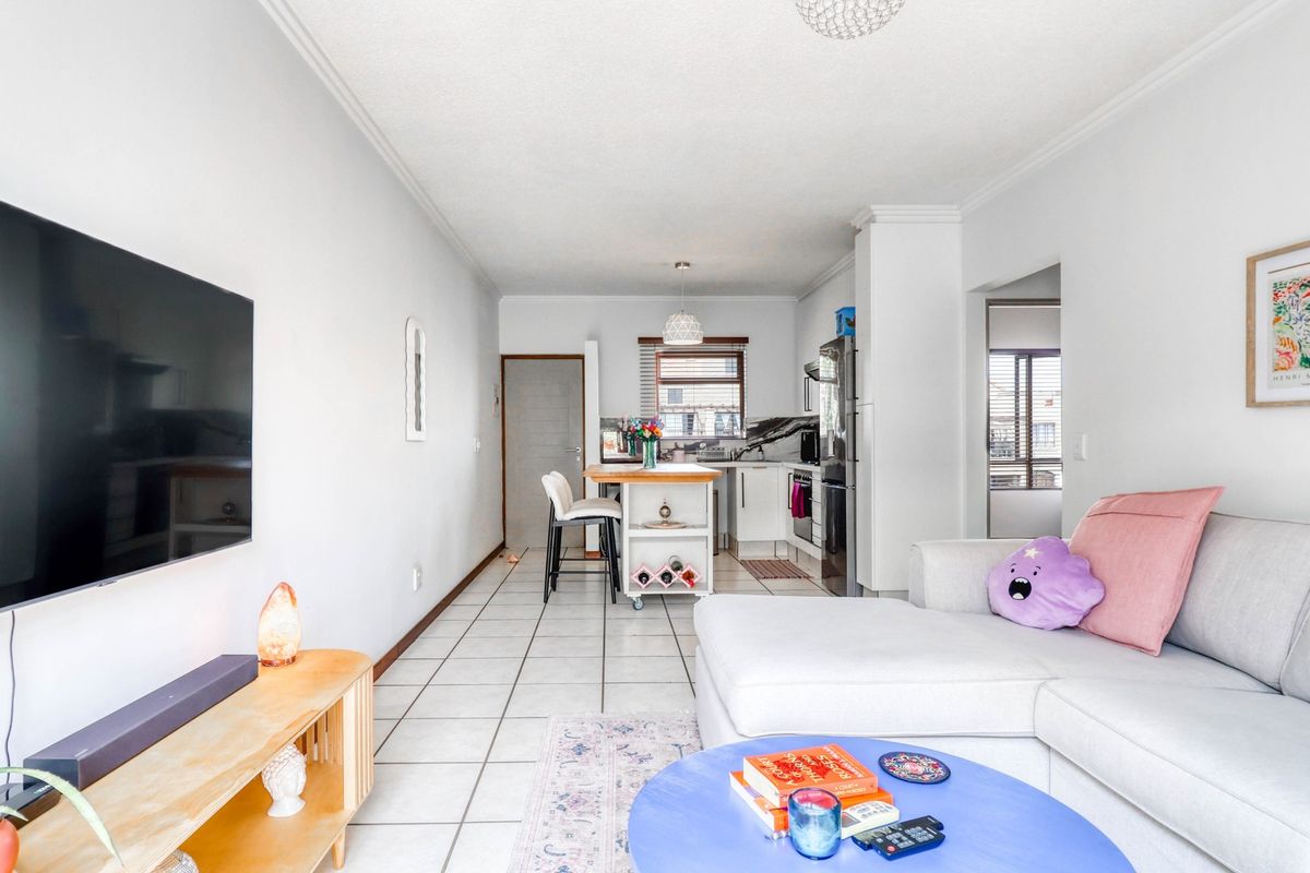 Charming 2 Bedroom Apartment! - Photo 2